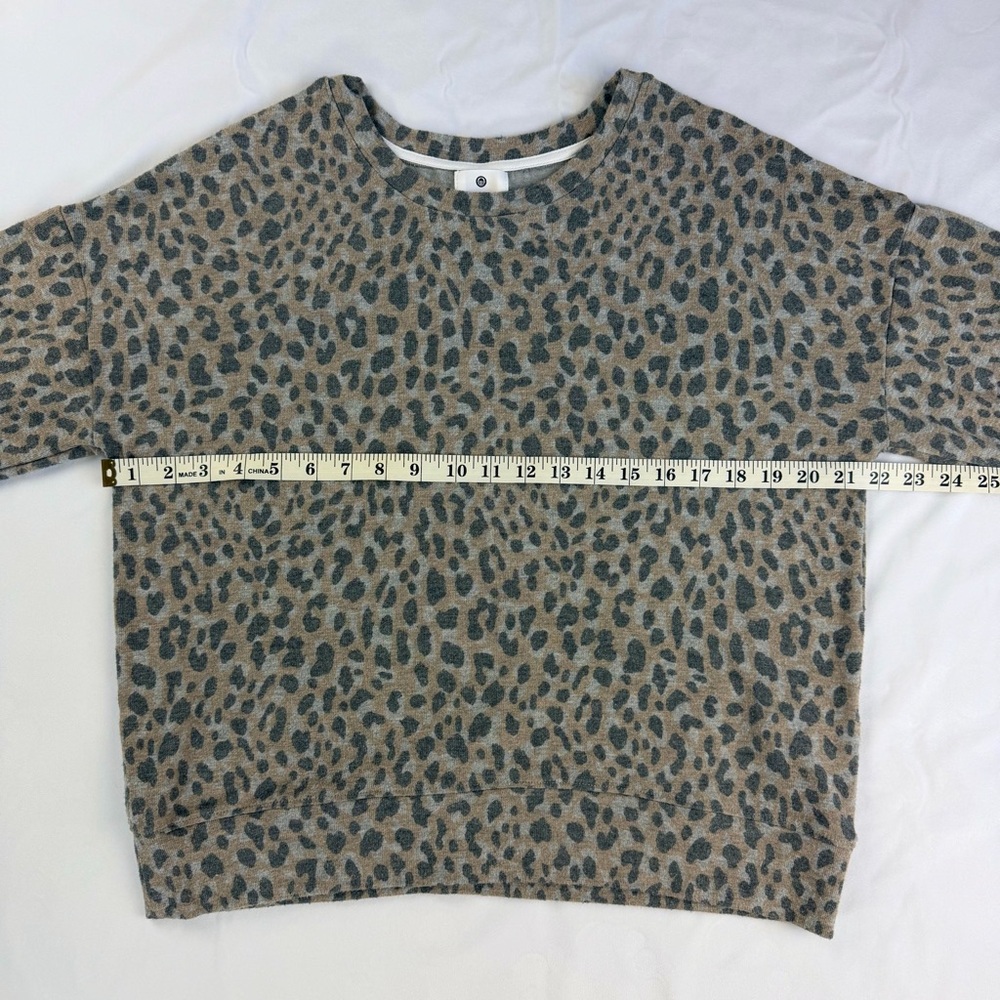 SUNDRY Grey Leopard Print Women's Pullover Top Size 2 Medium (Like New) - Picture 8 of 12